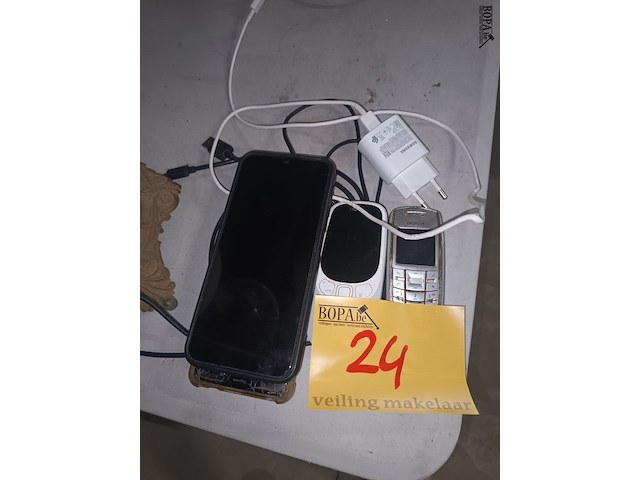 Lot 24 - oude gsm’s. 4 stuks - afbeelding 1 van  4