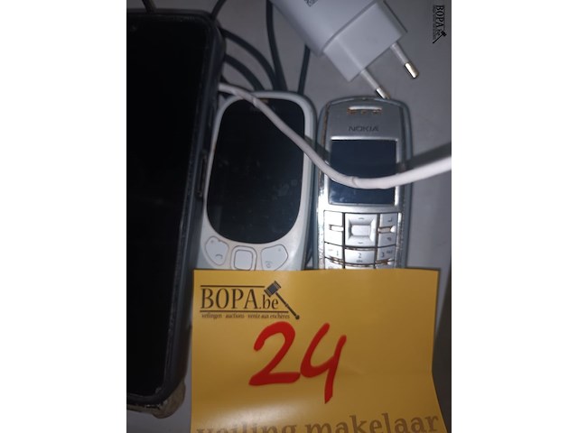Lot 24 - oude gsm’s. 4 stuks - afbeelding 2 van  4