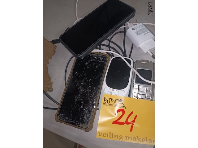 Lot 24 - oude gsm’s. 4 stuks - afbeelding 3 van  4