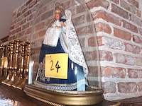 Lot 24 - ovalen globe met maria - afbeelding 2 van  3