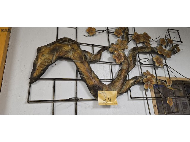 Lot 24 - smeedijzeren muurrek - afbeelding 2 van  3