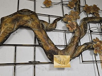 Lot 24 - smeedijzeren muurrek - afbeelding 2 van  3