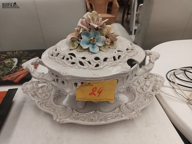 Lot 24 - soepterrine - afbeelding 1 van  5