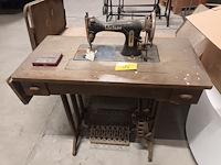 Lot 24 - tafel met naaimachine