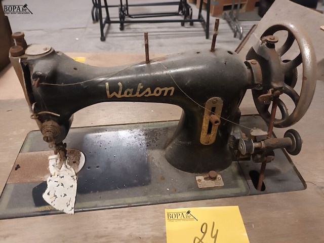 Lot 24 - tafel met naaimachine - afbeelding 2 van  3