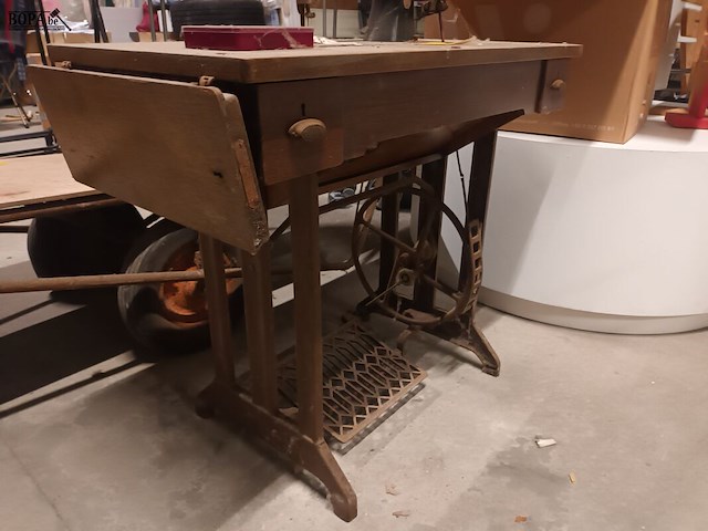 Lot 24 - tafel met naaimachine - afbeelding 3 van  3