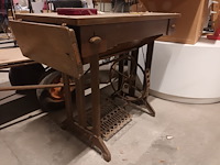 Lot 24 - tafel met naaimachine - afbeelding 3 van  3