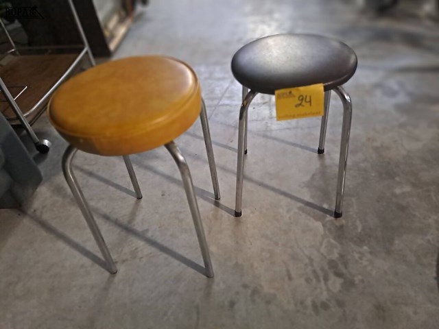 Lot 24 - vintage krukken 2 stuks - afbeelding 1 van  1