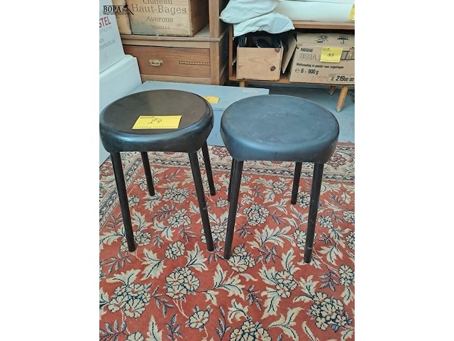 Lot 24 - vintage plastunic krukjes '60 zwarte kunststof/metalen poten - afbeelding 1 van  3