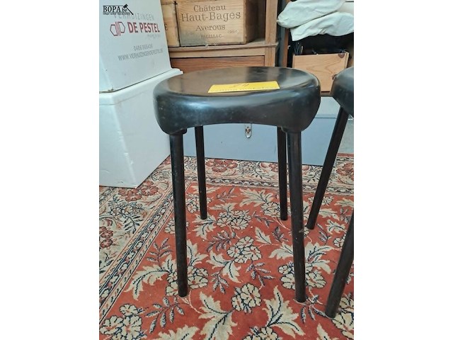 Lot 24 - vintage plastunic krukjes '60 zwarte kunststof/metalen poten - afbeelding 2 van  3