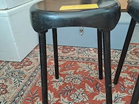 Lot 24 - vintage plastunic krukjes '60 zwarte kunststof/metalen poten - afbeelding 2 van  3