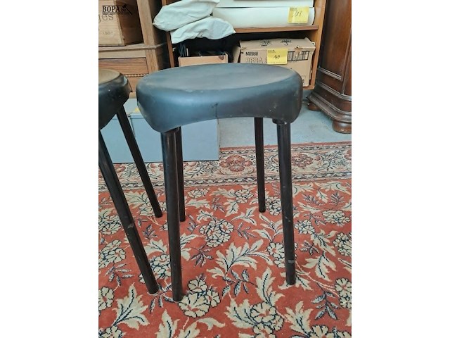 Lot 24 - vintage plastunic krukjes '60 zwarte kunststof/metalen poten - afbeelding 3 van  3
