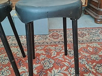 Lot 24 - vintage plastunic krukjes '60 zwarte kunststof/metalen poten - afbeelding 3 van  3