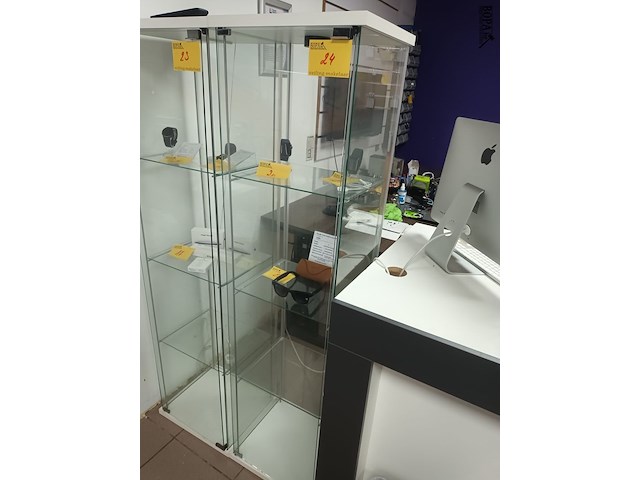 Lot 24 - vitrine kast - afbeelding 1 van  2