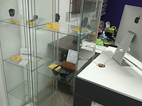 Lot 24 - vitrine kast - afbeelding 1 van  2