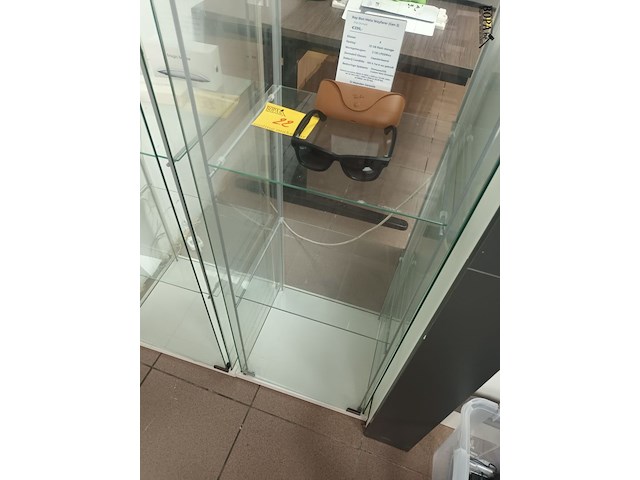 Lot 24 - vitrine kast - afbeelding 2 van  2