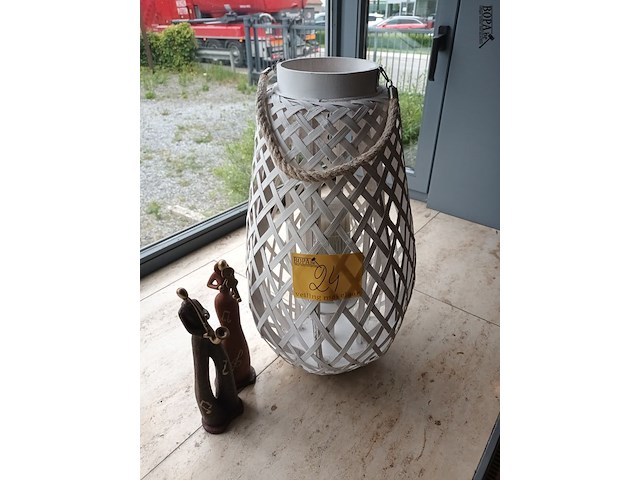 Lot 24 - windlicht en beeldjes. 3 stuks - afbeelding 1 van  5