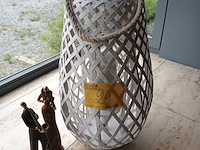 Lot 24 - windlicht en beeldjes. 3 stuks