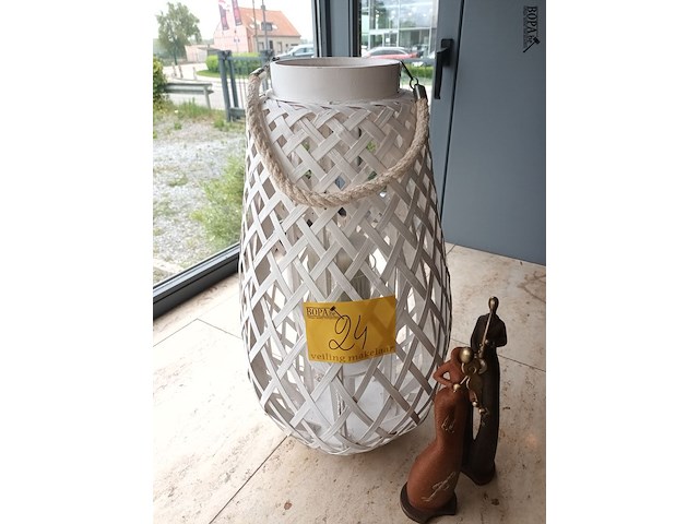Lot 24 - windlicht en beeldjes. 3 stuks - afbeelding 4 van  5