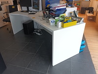 Lot 24 - witte bureau met schuine hoek