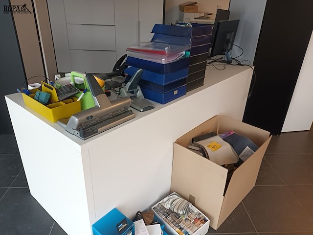 Lot 24 - witte bureau met schuine hoek - afbeelding 2 van  2