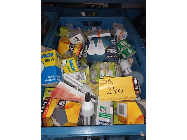 Lot 240 - bak met diverse lampen - afbeelding 1 van  4