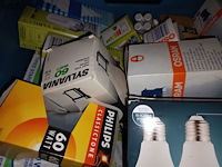 Lot 240 - bak met diverse lampen - afbeelding 2 van  4