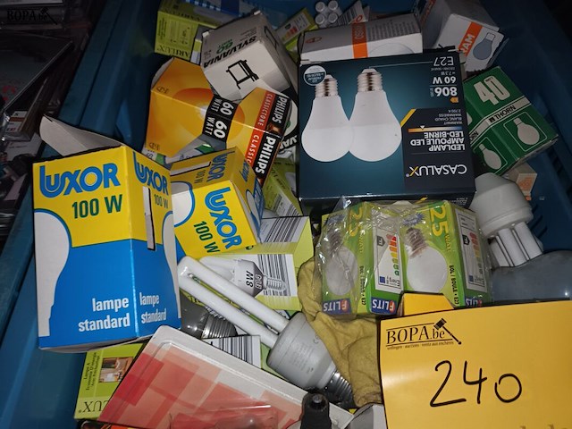 Lot 240 - bak met diverse lampen - afbeelding 3 van  4