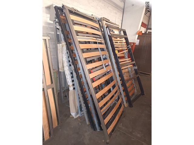 Lot 240 - lot lattenbodems en bedframes - afbeelding 1 van  4