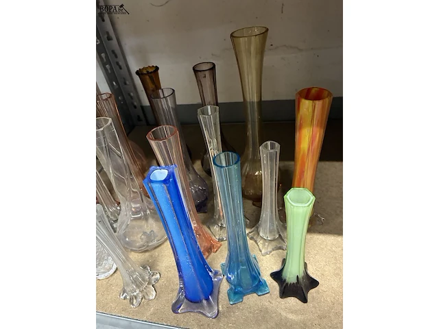 Lot 240 - lot solifleurvaasjes - 19 stuks - afbeelding 3 van  3
