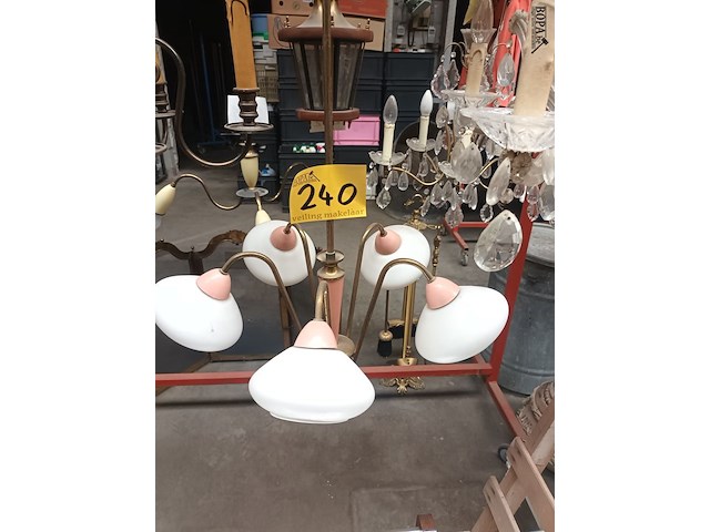 Lot 240 - luster vintage roze - afbeelding 1 van  3