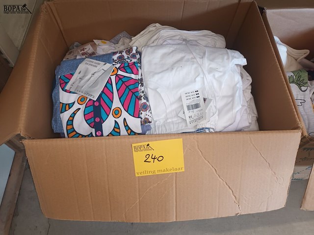 Lot 240 - nieuwe kledij. 1 doos - afbeelding 1 van  5