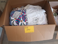 Lot 240 - nieuwe kledij. 1 doos - afbeelding 1 van  5