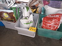 Lot 240 - strooizout, houtskool en meststoffen - afbeelding 1 van  4