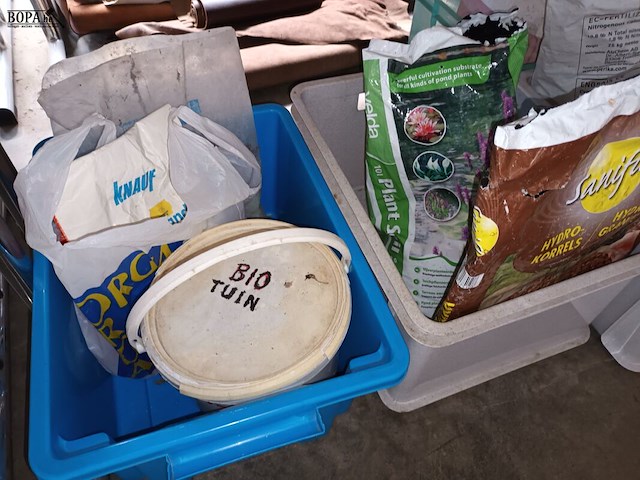 Lot 240 - strooizout, houtskool en meststoffen - afbeelding 2 van  4