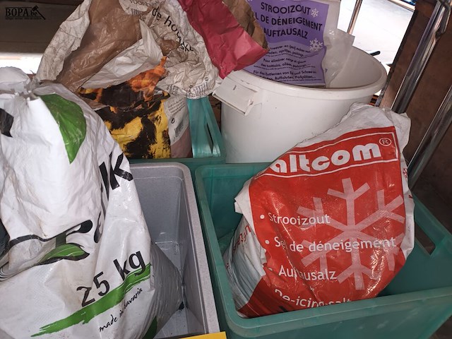 Lot 240 - strooizout, houtskool en meststoffen - afbeelding 3 van  4