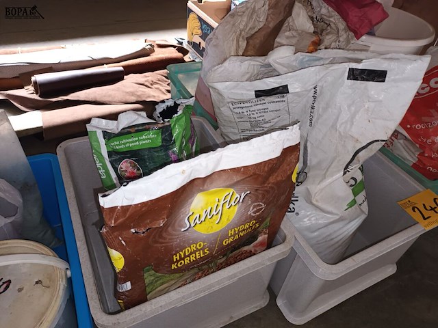 Lot 240 - strooizout, houtskool en meststoffen - afbeelding 4 van  4