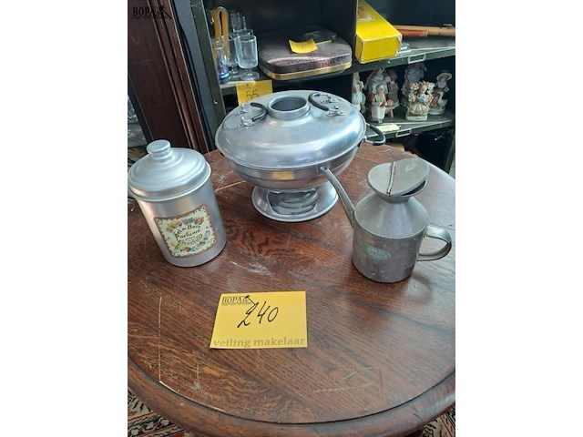 Lot 240 - tinnen oosterse fonduepot - vintage tinnen oliekan en pot vo - afbeelding 1 van  3