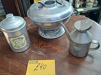 Lot 240 - tinnen oosterse fonduepot - vintage tinnen oliekan en pot vo - afbeelding 1 van  3