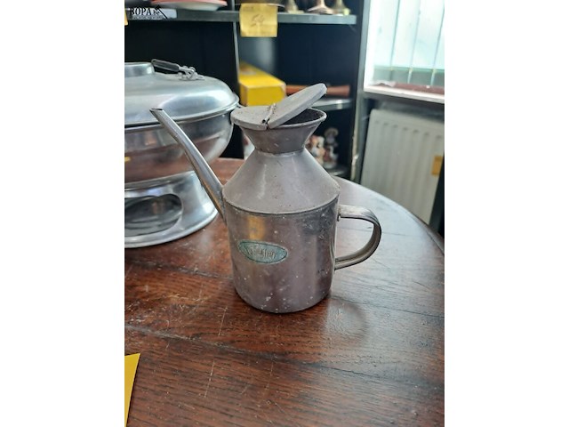 Lot 240 - tinnen oosterse fonduepot - vintage tinnen oliekan en pot vo - afbeelding 2 van  3