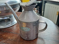 Lot 240 - tinnen oosterse fonduepot - vintage tinnen oliekan en pot vo - afbeelding 2 van  3