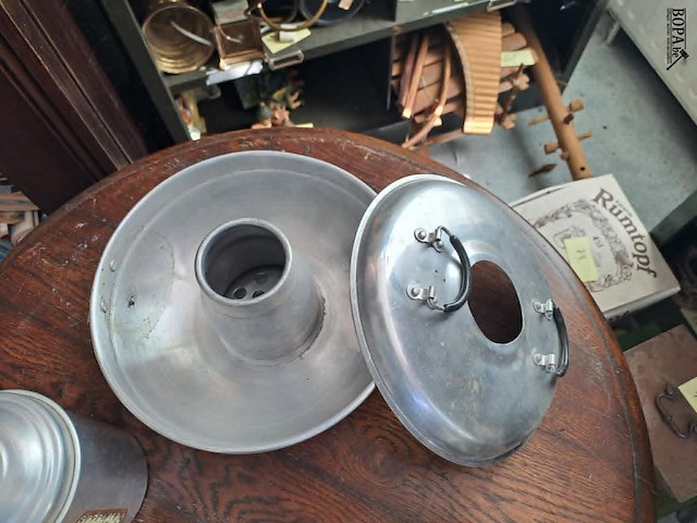 Lot 240 - tinnen oosterse fonduepot - vintage tinnen oliekan en pot vo - afbeelding 3 van  3
