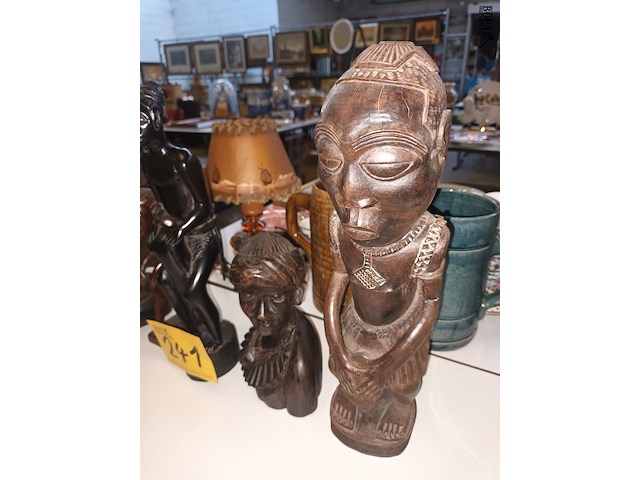 Lot 241 - afrikaanse beelden. 5 stuks - afbeelding 2 van  4