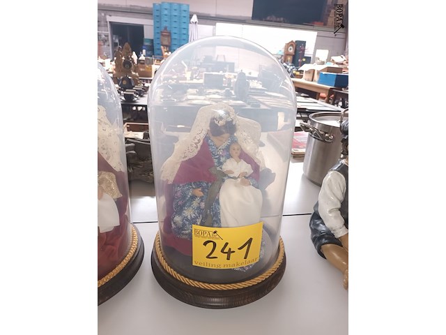 Lot 241 - globe maria met kind. 2 stuks - afbeelding 2 van  3