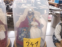 Lot 241 - globe maria met kind. 2 stuks - afbeelding 2 van  3
