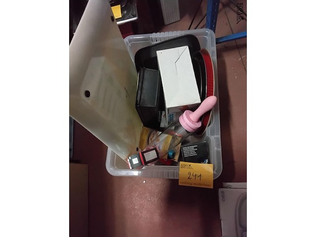 Lot 241 - lot bakgerief allerlei, weegschaal soenen - afbeelding 1 van  2