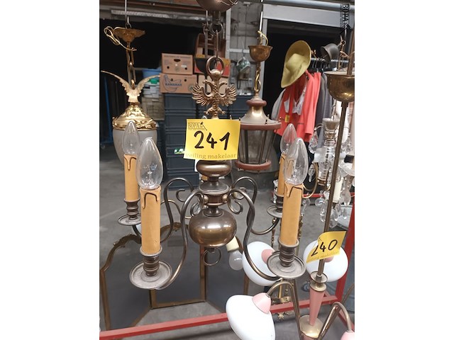Lot 241 - vlaamse luster in koper - afbeelding 1 van  3