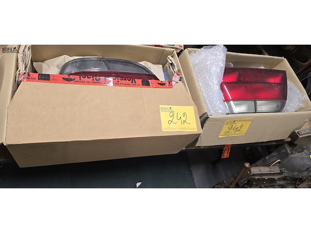 Lot 242 - achterlichten bmw e36 l & r - afbeelding 1 van  1