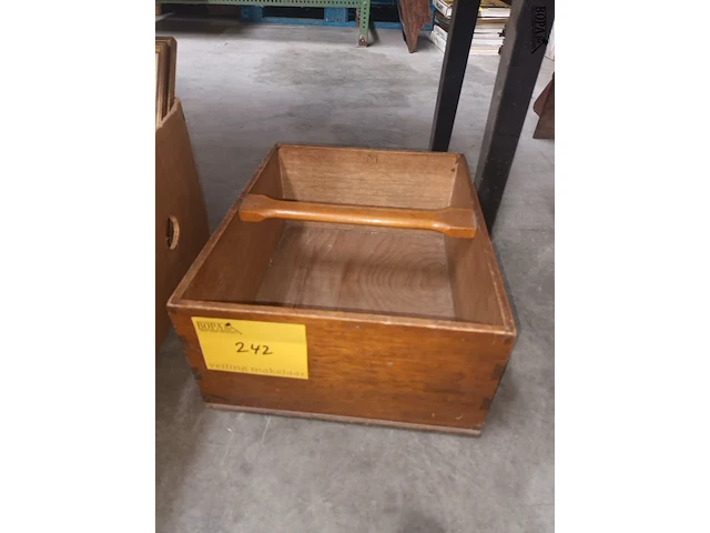 Lot 242 - antiek houten draagbakje - afbeelding 1 van  3