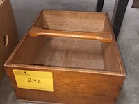Lot 242 - antiek houten draagbakje
